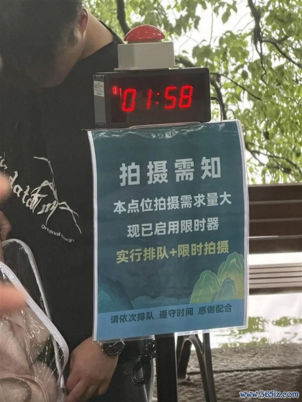 列队半小时 西湖网红长椅火了 新规最多只可拍3分钟
